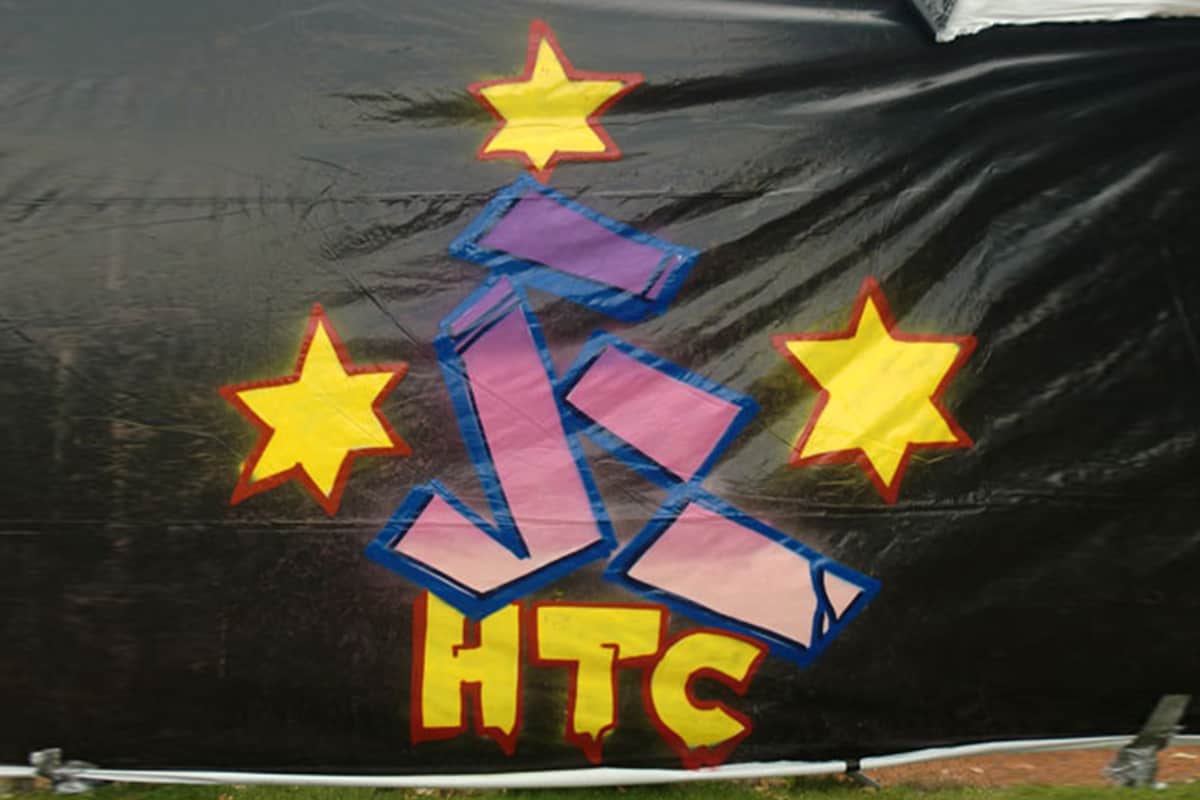 Beim Sommercamp des Sportvereins HTC Stuttgarter Kicker haben haben Patrick und Alex von mit den Kindern Stuttgart Dynamit auf die schwarze Folie gesprüht.
