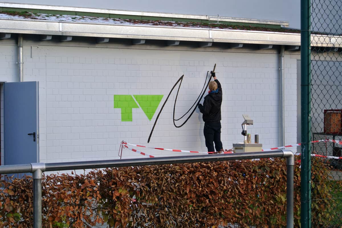 Der Turnverein Nellingen 1893 e. V. beauftragte die Agentur Graffiti-Stuttgart.de das TVN Sportvereins Logo auf die Fassade eines ihrer Vereinshäuser anzubringen.