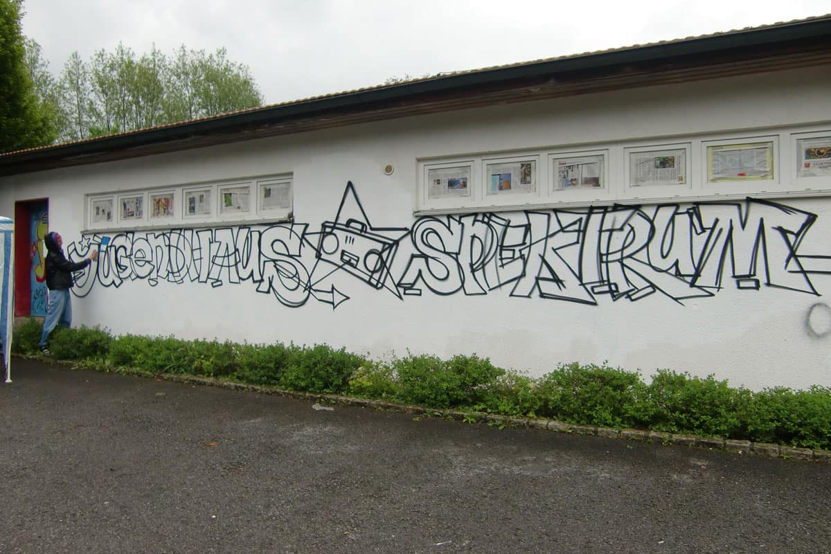 Für das Jugendhaus Spektrum in Remshalden wurde Graffiti Stuttgart beauftragt, einen Graffiti Workshop für die Kids zu organisieren.