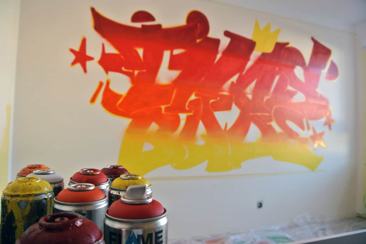 In das frisch renovierte Kinderzimmer von Tim haben wir von Graffiti Stuttgart ein cooles Graffiti gesprüht.