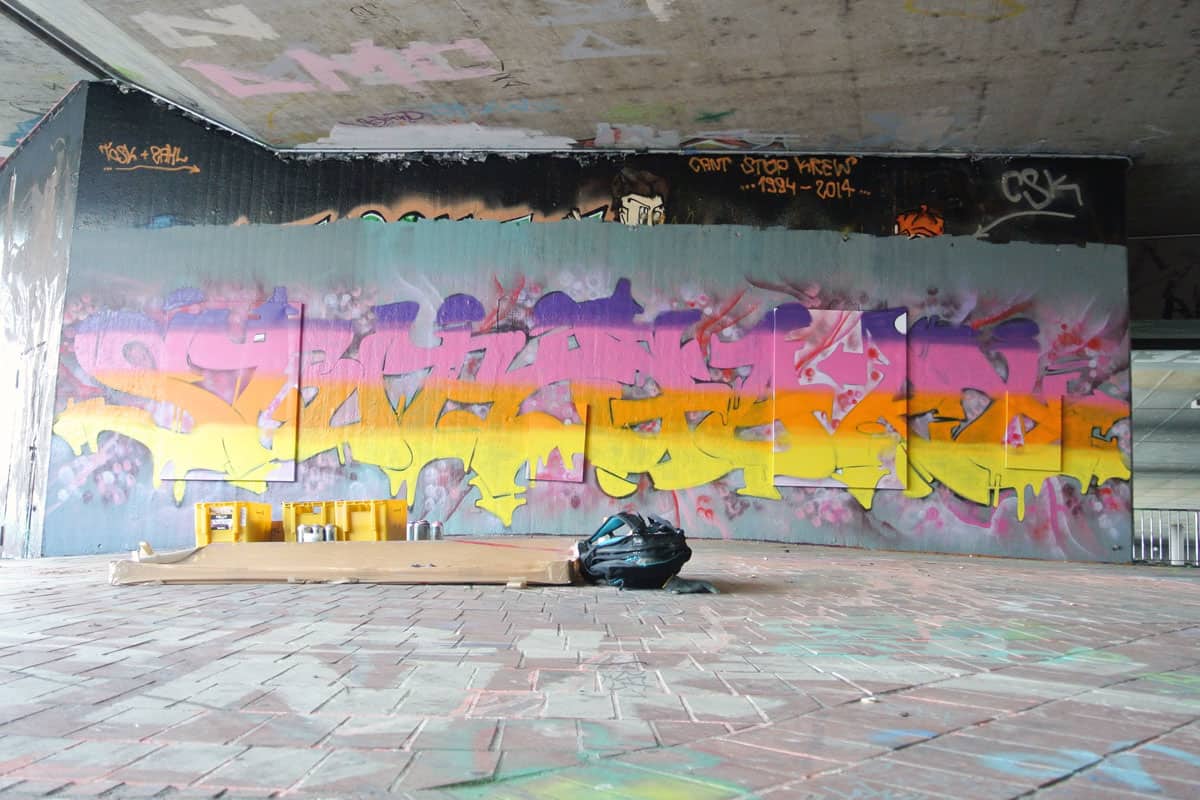 Diese Leinwände zeigen Ausschnitte eines großen "Stuttgart" Graffiti Schriftzuges.