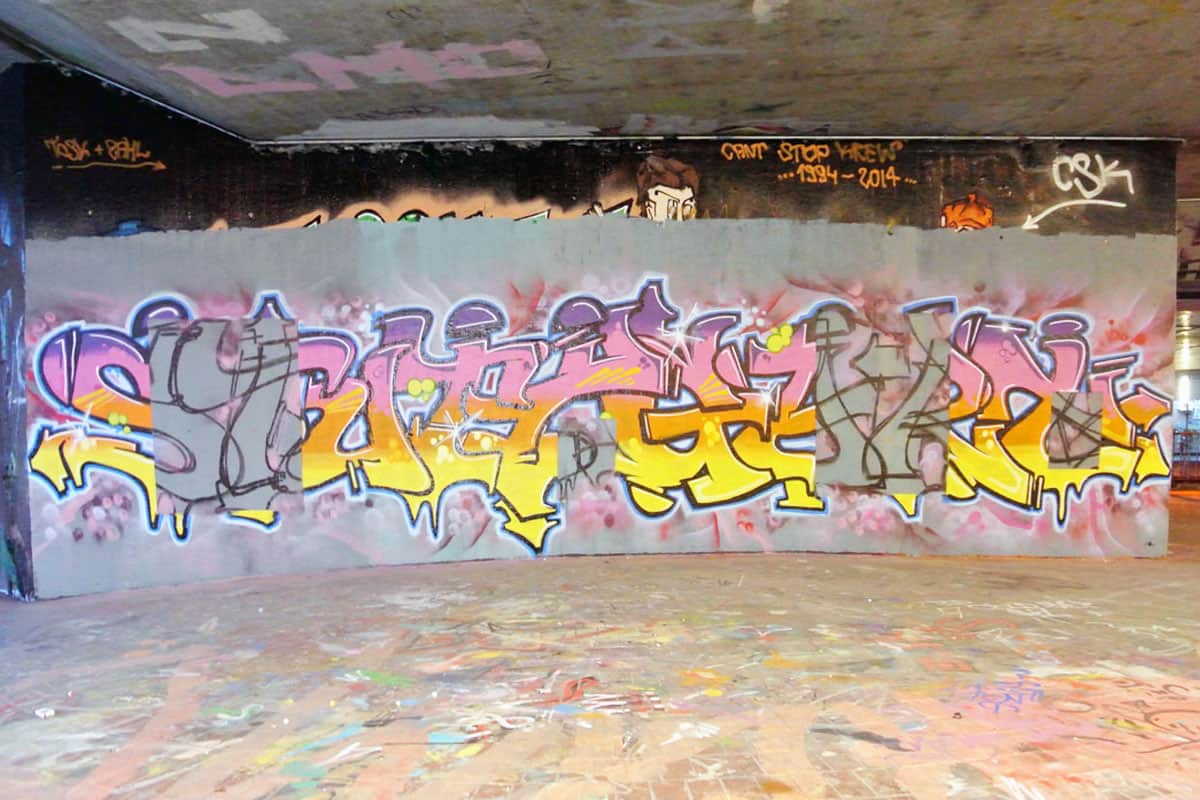 Diese Leinwände zeigen Ausschnitte eines großen "Stuttgart" Graffiti Schriftzuges.
