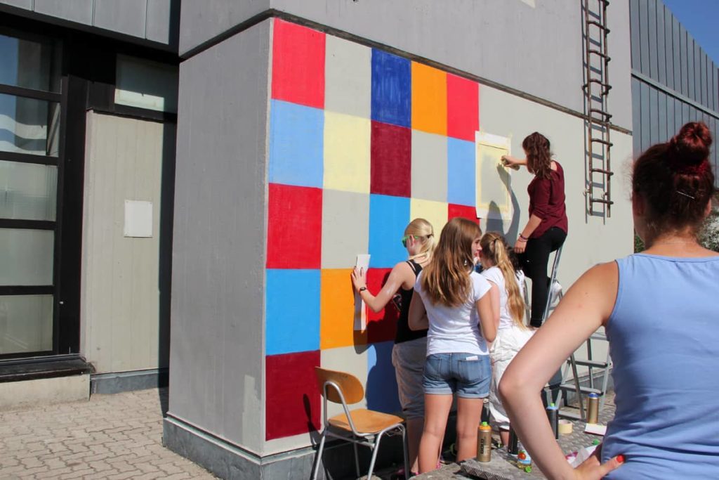 Mit den Schülern der Schönbein-Realschule in Metzingen haben wir in einer Projektwoche der Schule das Schulgelände mit Graffitis verschönert.