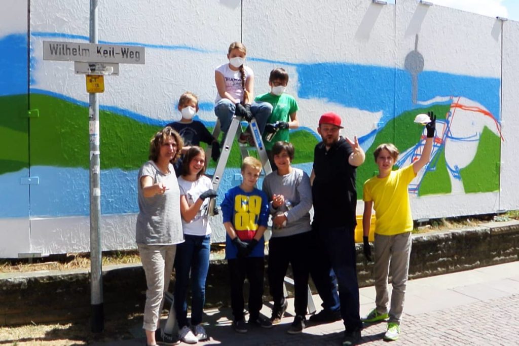 Graffiti Stuttgart wurden vom Jugendamt Stuttgart beauftragt am Bauzaun um den Landtag ein cooles Graffiti mit den Teilnehmern des Ferienprogramms zu malen.
