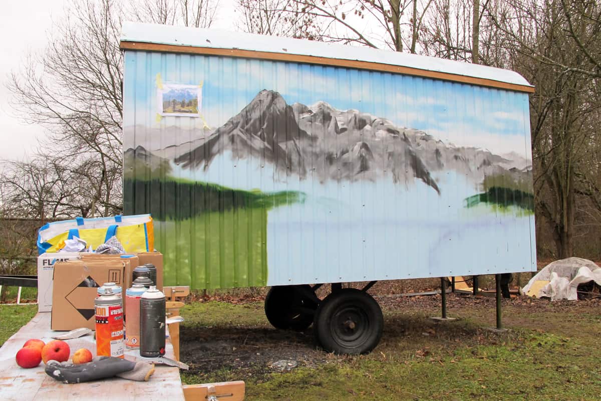 Wir von GRAFFITI STUTTGART wurden von einer Kundin damit beauftragt die Aussenwände ihres frisch renovierten Bauwagens mit dem Thema "Alpenpanorama" zu gestalten.