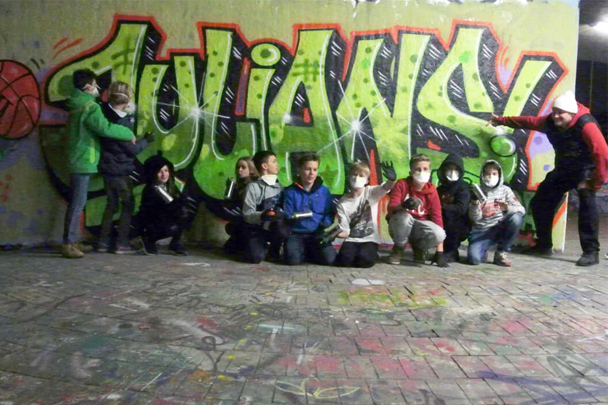 Um den Geburtstag von Julian gebührend zu feiern, haben wir mit ihren Gästen ein coolen Graffiti kindergeburtstag geplant