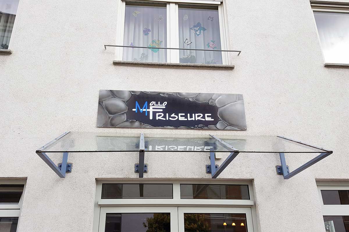 Graffiti Stuttgart wurden beauftragt das Firmenschild Ihres Friseursalons mit Graffiti zu gestalten.Max sprühte das Mollo Friseurer Logo.