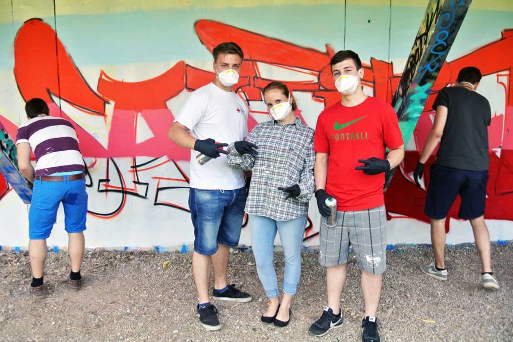 GRAFFITI STUTTGART hat in Zusammenarbeit mit Frau Ohnemus vom Arbeiter-Samariter-Bund Baden-Württemberg e.V. einen coolen Graffiti-Workshop für eine FSJler-Crew organisiert.