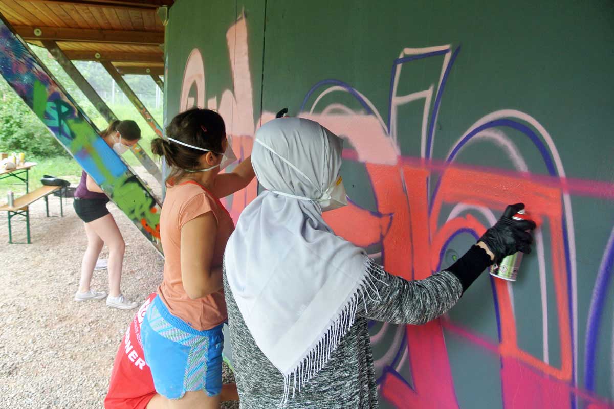 GRAFFITI STUTTGART hat in Zusammenarbeit mit Frau Honold vom Arbeiter-Samariter-Bund Baden-Württemberg e.V. einen coolen Graffiti-Workshop für ihre FSJler organisiert.