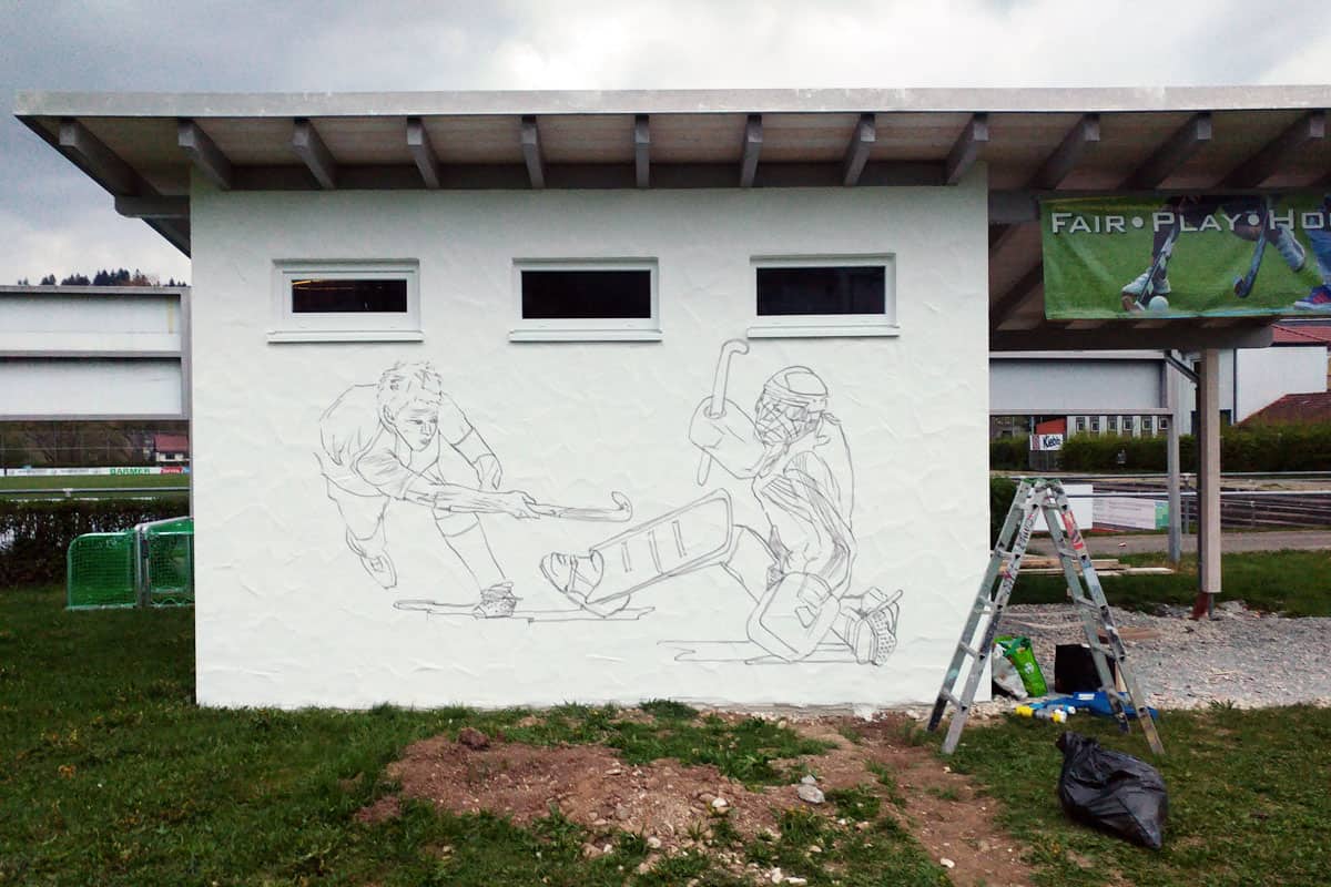 Wir wurden von eiem Hockeyverein für eine Graffiti Fassadengestaltung beauftragt! Jan sprühte auf die Hütte des Vereins zwei Team Spieler in Aktion!