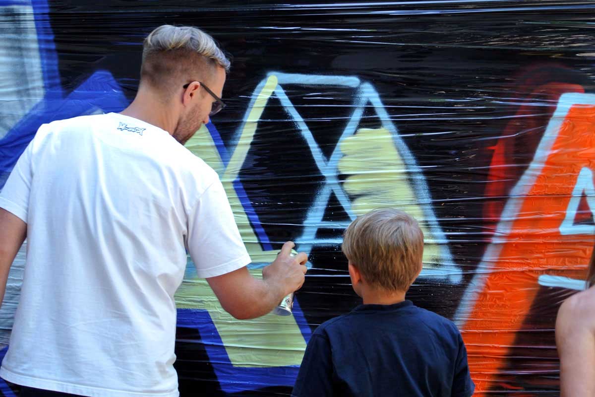 Beim Thirdrail Graffiti Laden in Stuttgart gibt es für jeden Graffiti Interessierten die Möglichkeit in den Schulferien an einem Anfänger Workshop teilzunehmen.
