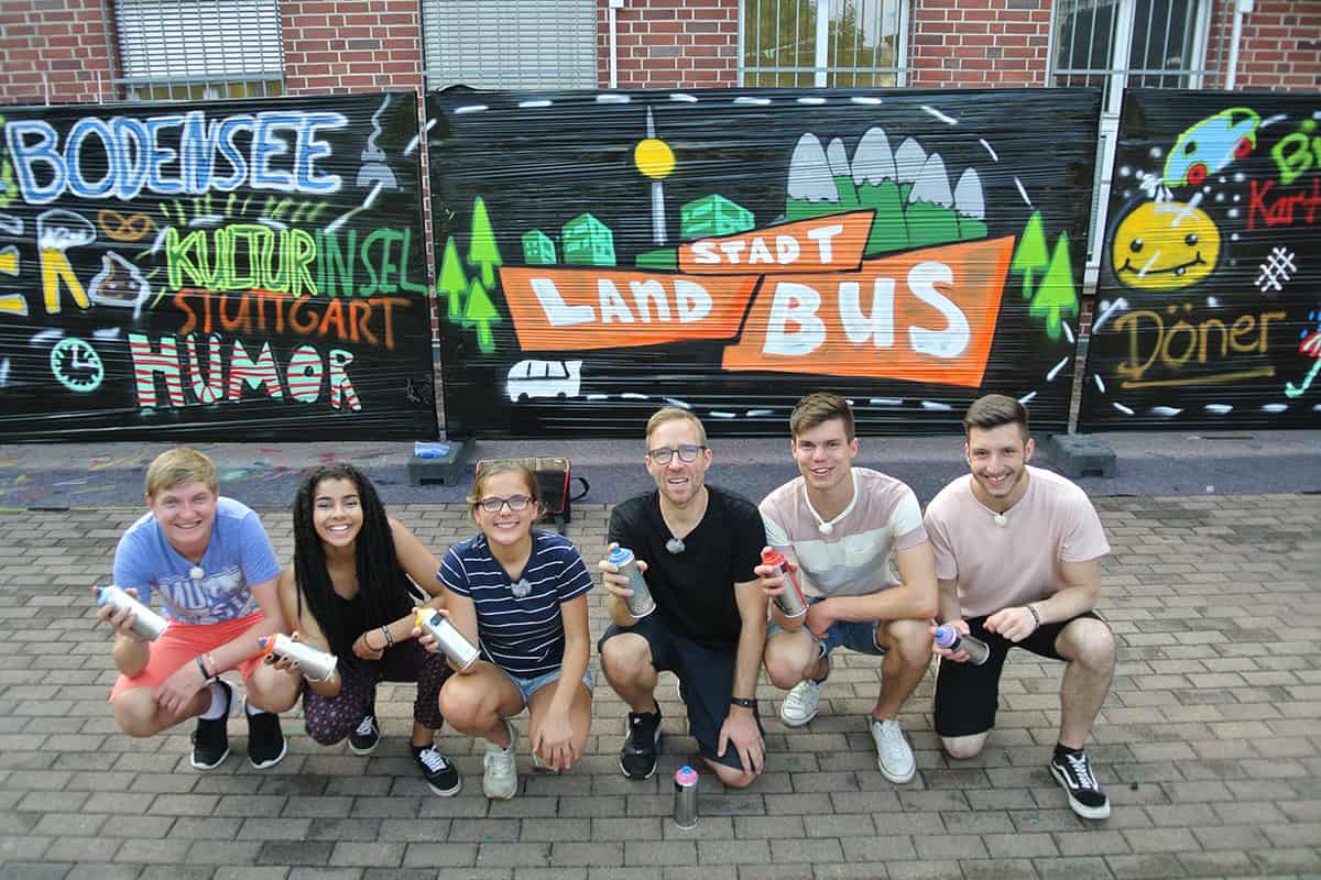 Graffiti Workshop STADT LAND BUS! In dieser Folge treffen die Jugendlichen im alten Zollamt in Bad Cannstatt in der Kulturinsel auf Patrick.