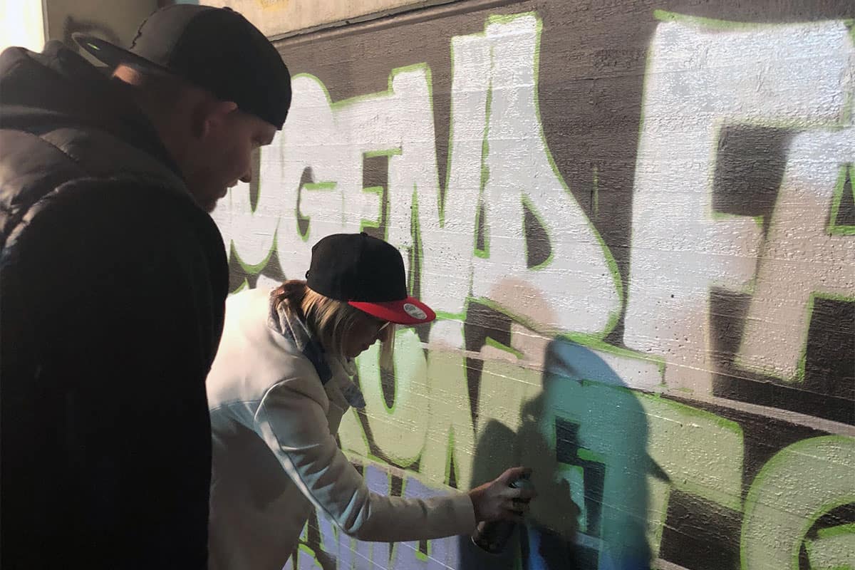 Beim 2. Jugendforum Mutlangen sprühten wir gemeinsam mit den Workshop Teilnehmern das erste Graffiti auf der neue Hall of Fame. Nachdem Micha den Schriftzug auf die Wand skizzierte, malten die ca. 30 jugendlichen das Graffiti Farbe aus.