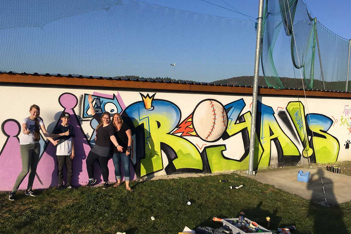 Wir von GRAFFITI STUTTGART wurden von Gemeinde Gammertingen beauftragt eine Sportplatzwand mit Jugendlichen zu bestalten