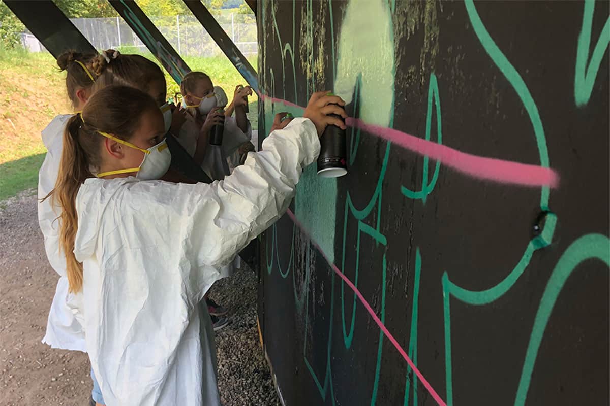 Um den Geburtstag von Maja gebührend zu feiern, haben wir von Graffiti-Stuttgart mit ihren Gästen ein cooles Graffiti an der Außenwand vom Camp Feuerbach gemalt.