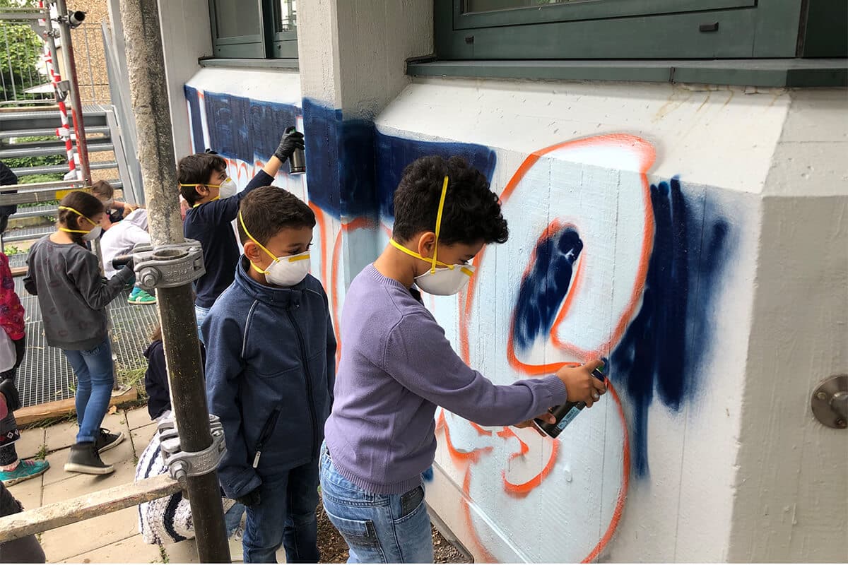 Wir wurden von der Galileo Grundschule in Stuttgart zum zweiten Mal für einen Graffiti Workshop beauftragt.