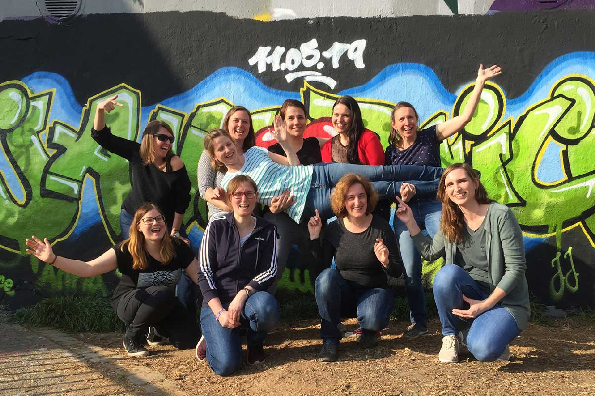 Graffiti Junggesellinnenabschied in Stuttgart ist der Kreative Event Spaß. Braut, Trauzeugin und Freunde sprühen zusammen ein farbenfrohes JGA XXL Graffiti