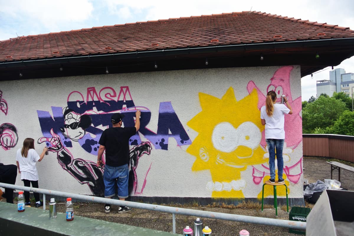 Mit den Kids vom Jugendtreff Casa Nostra in Böblingen haben wir die Außenfassade des Gebäudes für die Jugendlichen verschönert.