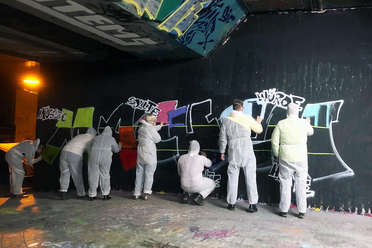 Jahresbeginn Workshop mal anders! Die Einkaufsmitarbeiter der Firma LEONHARD WEISS haben sich dieses Jahr für eine Graffiti Mitmachmalaktion als Abschlussevent entscheiden.