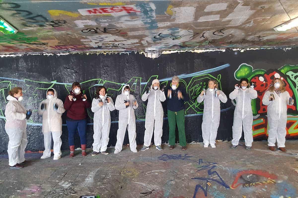 Teambuilding Workshop mal anders! Die Vertriebsinnendienst Mitarbeiter des TÜV Süd Filderstadt haben sich dieses Jahr für eine Graffiti Mitmachmalaktion als Abschlussevent entschieden.