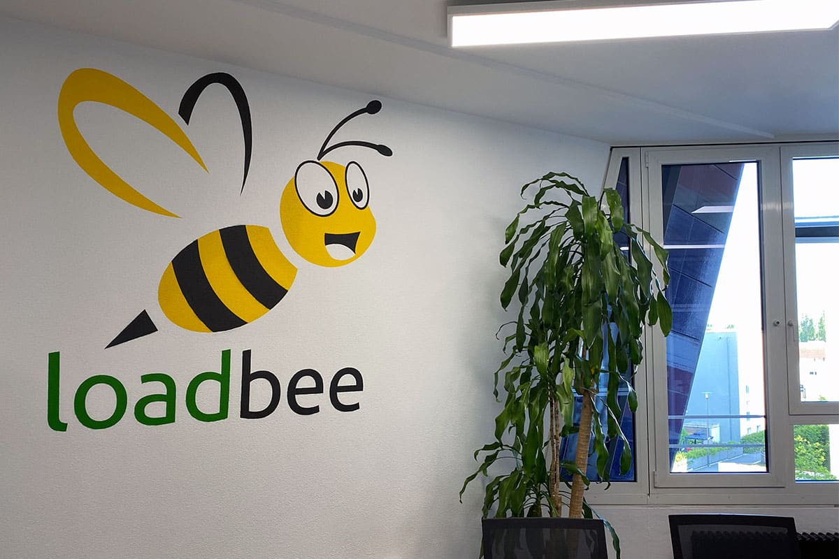 Loadbee beauftrage uns für eine Graffiti Raumgestaltung in Ihren Stuttgarter Büros. Moritz besprühte den Aufenthaltsraum der Mitarbeiter mit einer Biene.