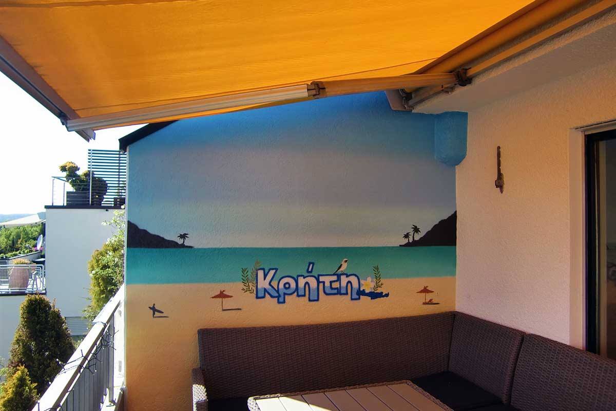 Graffiti Terrassenwand Kreta. Terrasse mit Urlaubsgefühl.Simon sprühte eine Farbenfrohe Strandszene mit Himmel, Meer und Sandstrand.