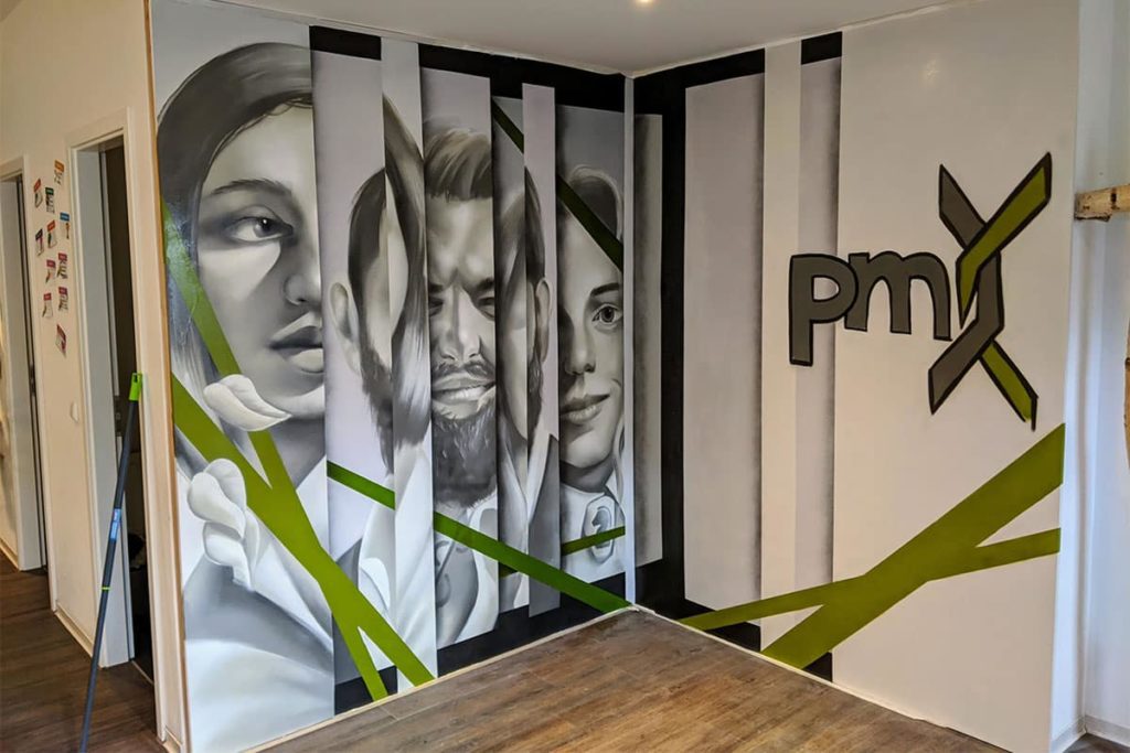 Die pmx Beratungsagentur hat uns für die Innenraumgestaltung ihres Stuttgarter Office beauftragt.Roman sprühte eine Collage des Logos und Porträts