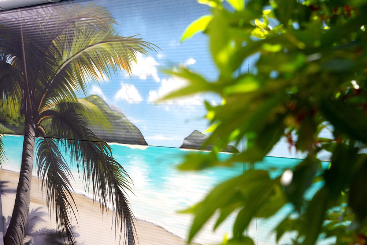 Für unseren Kunden auf Türkheim, gestaltetet Chris die Außenwand Ihres Carports mit einem Urlaub Strandszene aus Sommer, Sonne, Strand und Meer.