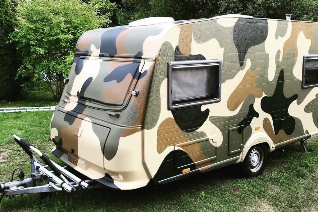 Graffiti Fahrzeuggestaltung - Bernad besprühte in Calw den Wohnwagen und Verkaufswagen im verrückten Militär Camouflage Muster.