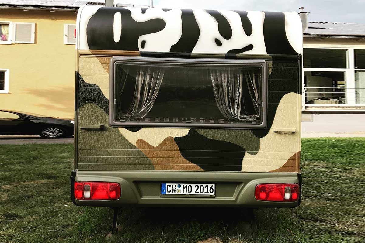 Graffiti Fahrzeuggestaltung - Bernad besprühte in Calw den Wohnwagen und Verkaufswagen im verrückten Militär Camouflage Muster.