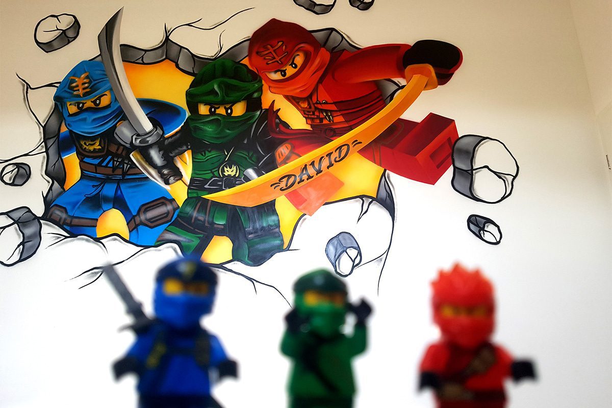 Für unseren 6-jährigen Kunden aus Weil der Stadt haben wir eine Wand von seinem Kinderzimmer mit einem farbenfrohen Lego Ninjgo Graffiti gestaltet.