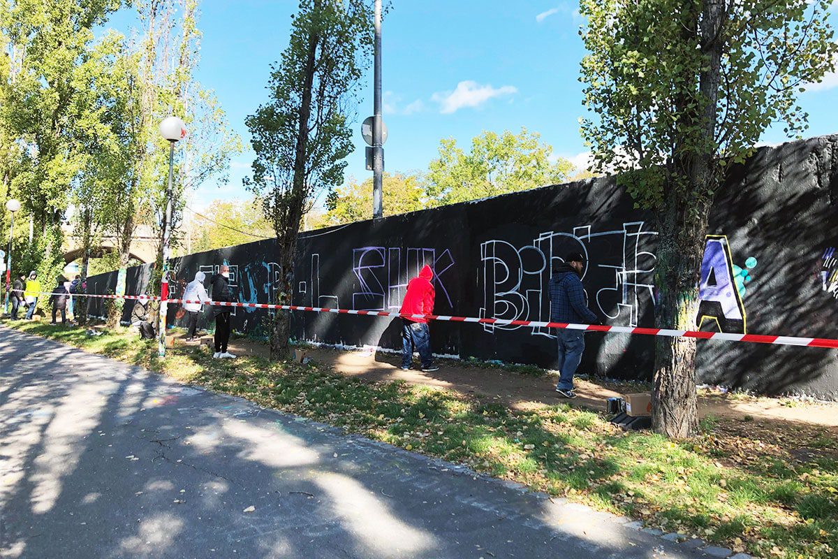 Der Graffiti Workshop Stuttgart Volkshochschule Fellbach September 2020 waren zwei richtig kreativere Tage! Zusammen mit den Teilnehmern haben wir geplant, gezeichnet und selbstverständlich gesprüht. Teilnahmen am zweitägigen Kurs konnte jeder ab 10 bis 100 Jahren.