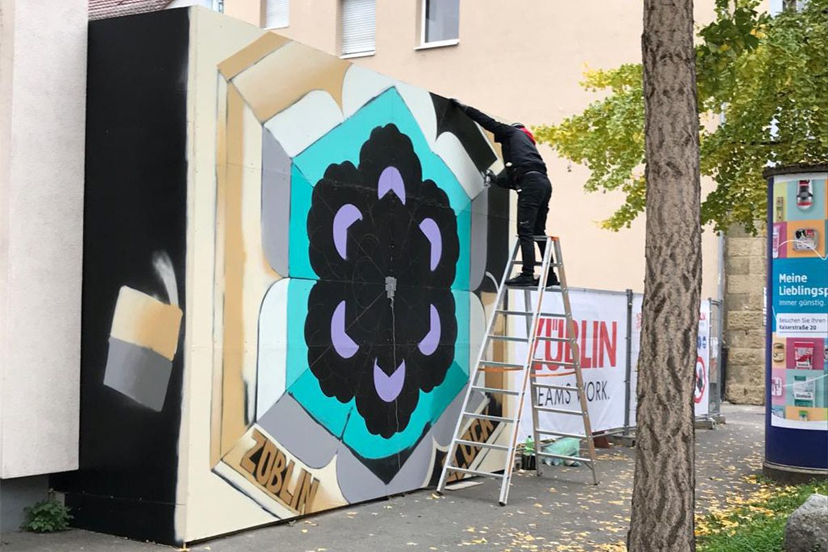 Für unser Projekt “Baustelle trifft Kunst” dass wir in Zusammenarbeit mit der Ed Züblin AG Stuttgart organisieren, hat Moritz an einer Baustelle in Heilbronn den Bauzaun gestaltet.