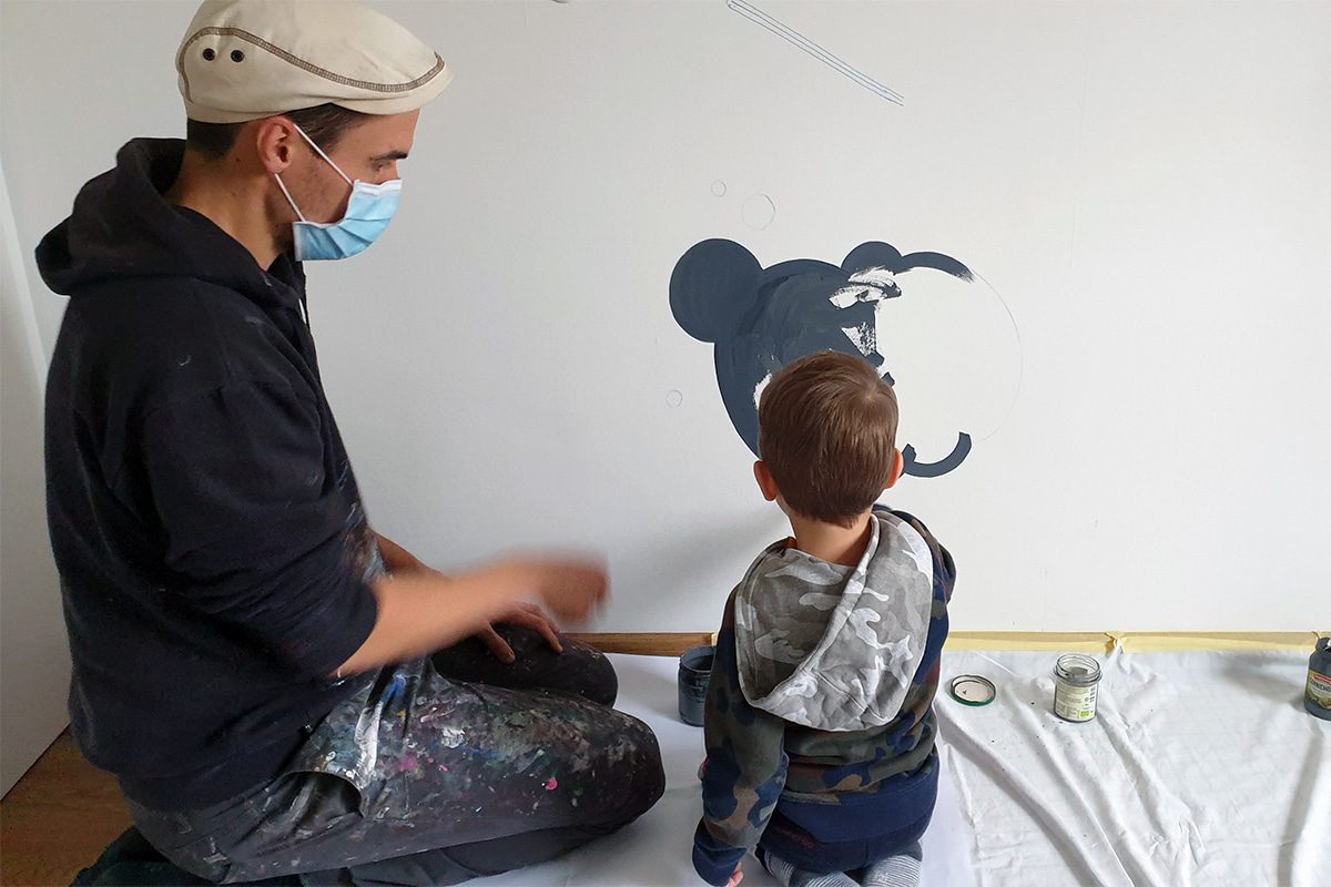 Für unseren 5-jährigen Klettermax Alexander aus Leinfelden-Echterdingen haben wir eine Wand von seinem Kinderzimmer mit einem farbenfrohen Spider-Man Graffiti gestaltet.