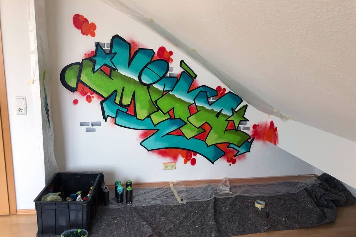 Für unseren 5-jährigen Kunden aus Münchingen haben wir eine Wand von seinem Kinderzimmer mit einem farbenfrohen Namensgraffitis gestaltet.