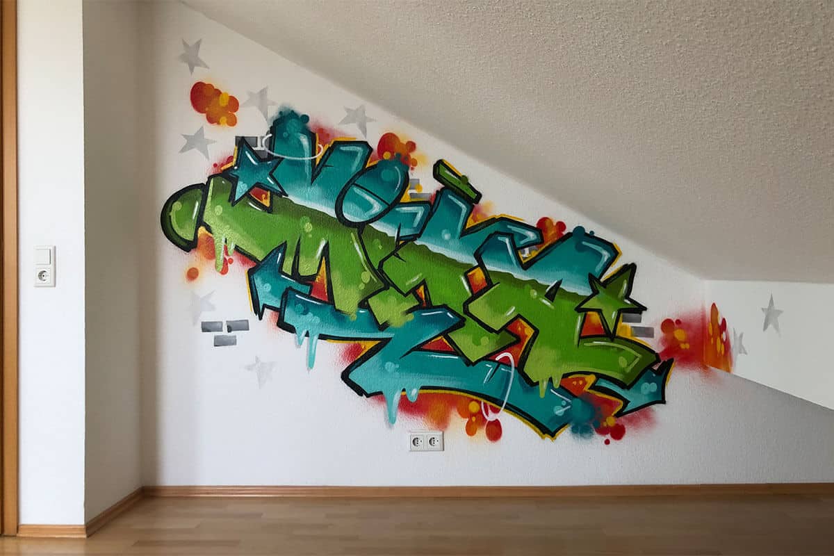Für unseren 5-jährigen Kunden aus Münchingen haben wir eine Wand von seinem Kinderzimmer mit einem farbenfrohen Namensgraffitis gestaltet.