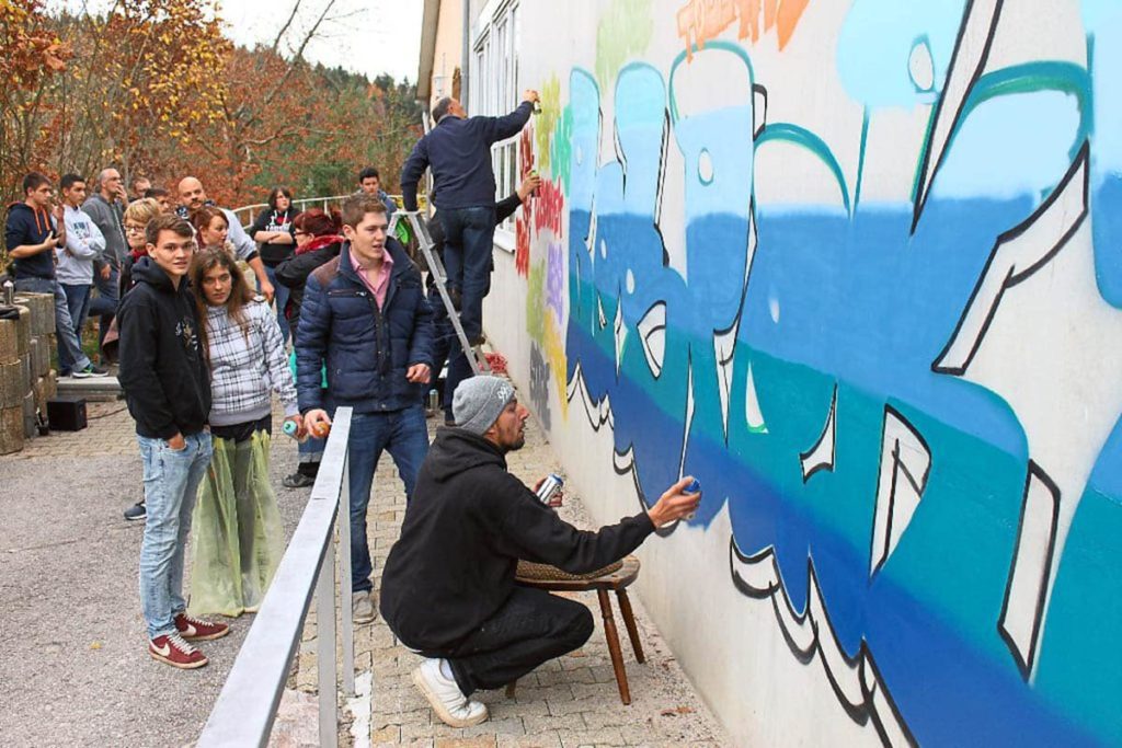 Zusammen mit dem Jugendhaus, Jugendgemeinderat und der Diakonie Nagold haben wir einen Graffiti-Workshop am Schützenhaus organisiert.