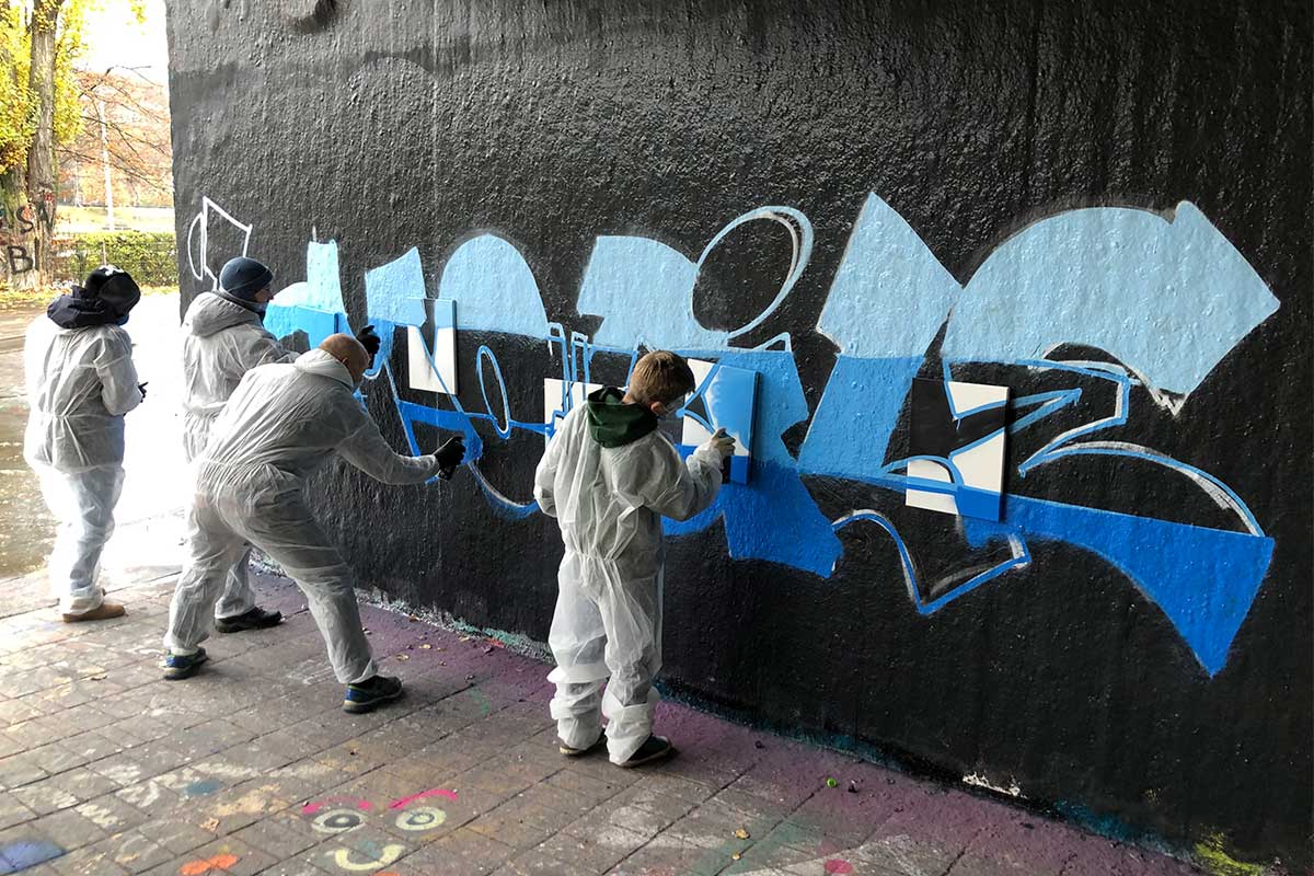 Graffiti Familienevent "L-MOBILE" Zusammen mit der Familie Widmann planten und sprühten wir ein riesengroßes Graffiti!