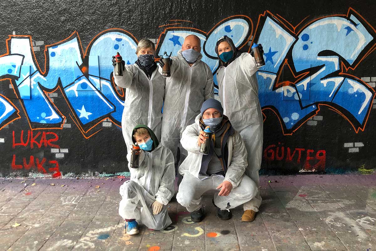 Graffiti Familienevent "L-MOBILE" Zusammen mit der Familie Widmann planten und sprühten wir ein riesengroßes Graffiti!