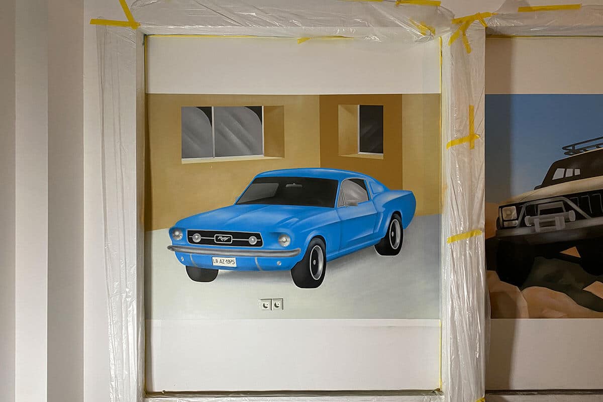 Für unseren Kunden aus Stuttgart Mühlhausen, hat Moritz drei Fahrzeuge an die Werkstattwand gemalt. Moritz sprühte ein Mustang, ein Cherokee und ein Cadillac.
