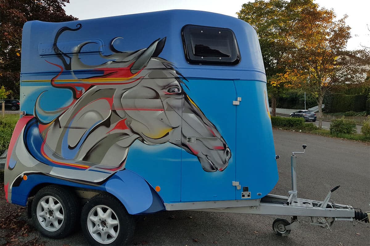 Für unseren Kunden aus Bondorf aus dem Landkreis Böblingen haben wir einen Pferdeanhänger gestaltet.