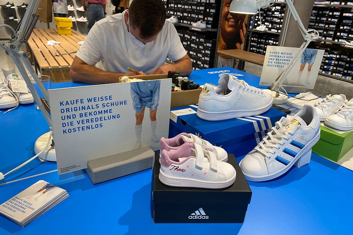 In Zusammenarbeiten mit cip marketing haben wir für das Adidas Outlet in Metzingen ein Customizing Event organisiert.
