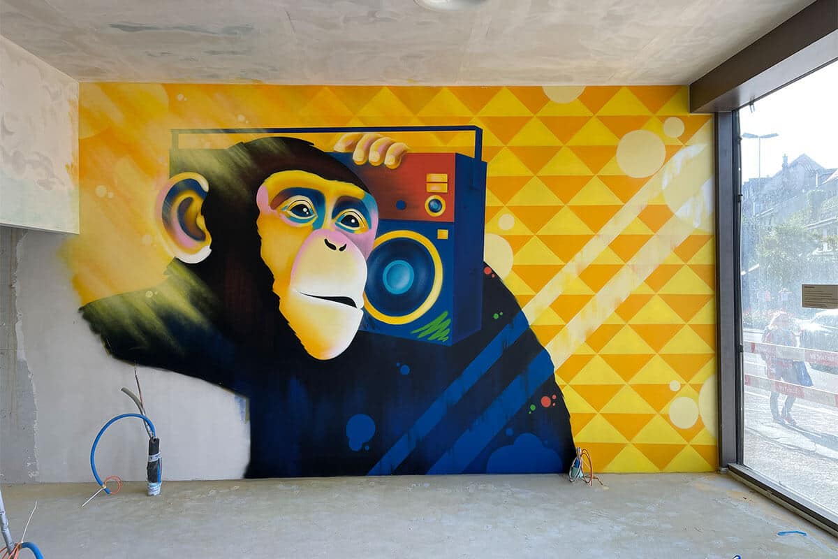 Für die Neueröffnung des 3Men’s Kebab in Rüti am Zürichsee hat Moritz eine Wand des Ladenlokals mit einem funky Affen besprüht.