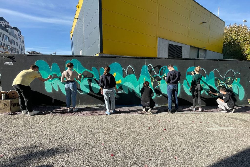 Ein Schulausflug der besonderen Art: Die Schüler des Carl-Benz-Gymnasiums tauchten in die bunte Welt des Graffitis ein und schufen gemeinsam ein einzigartiges XXL-Kunstwerk.