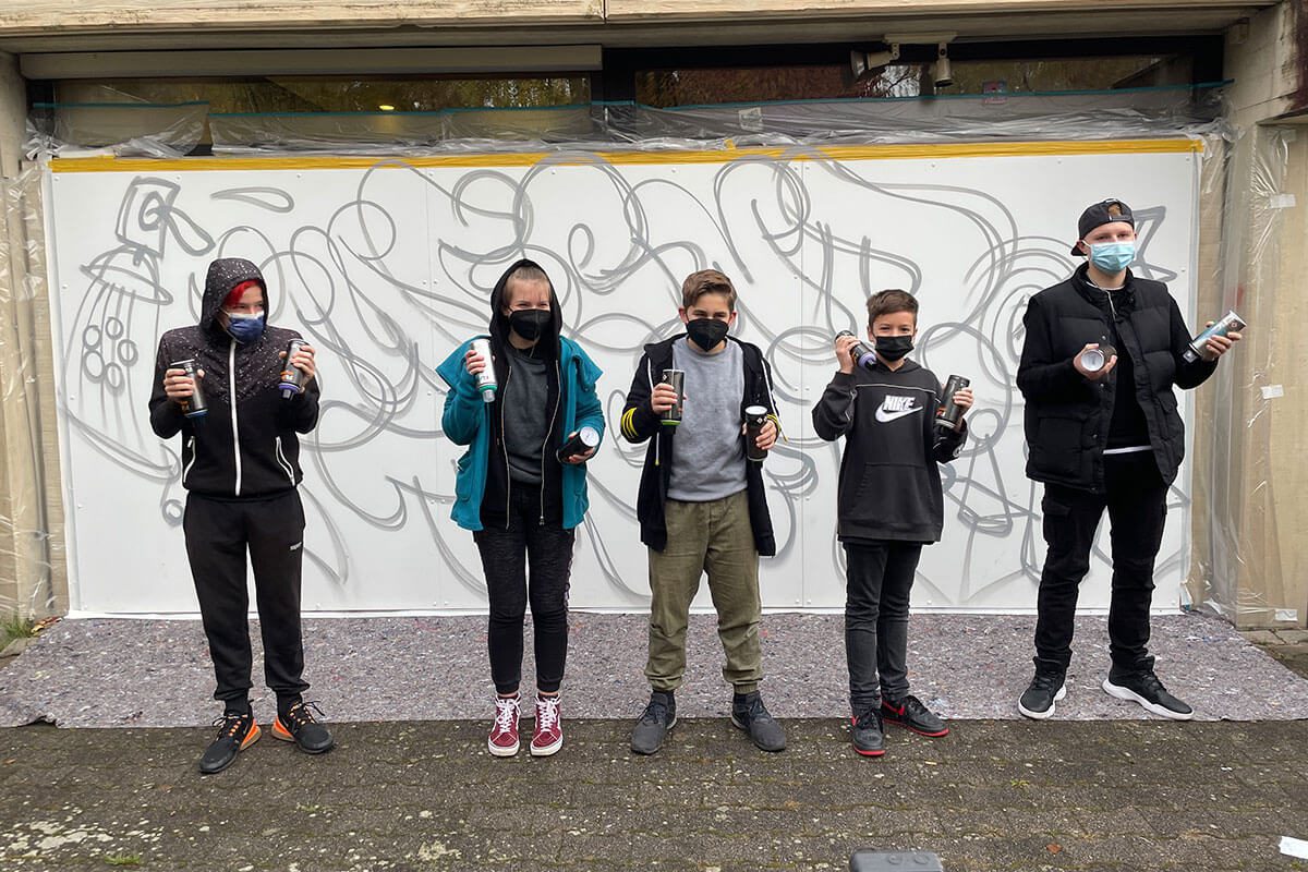 Zusammen mit den Kindern und Jugendlichen aus dem Jugendtreff Stube aus Ehningen aus dem Landkreis Böblingen haben wir die Fassade am Eingang mit einem Graffiti Schriftzug gestaltet.