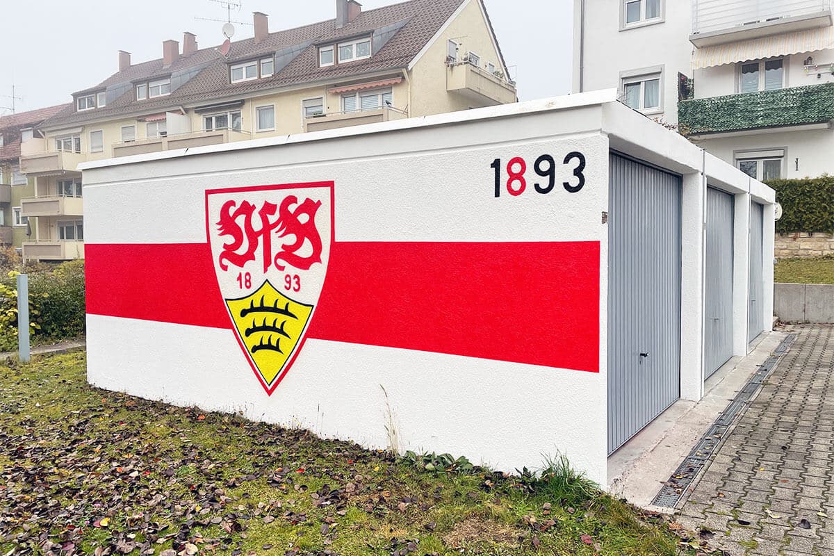 Graffiti Fassadengestaltung VfB Logo Garage Für einen VfB Fan aus Stuttgart-Bad Cannstatt, haben wir die Garage mit dem Vereinslogo gestaltet. Moritz sprühte das Wappen in den Club Farben auf die Garagenwand.