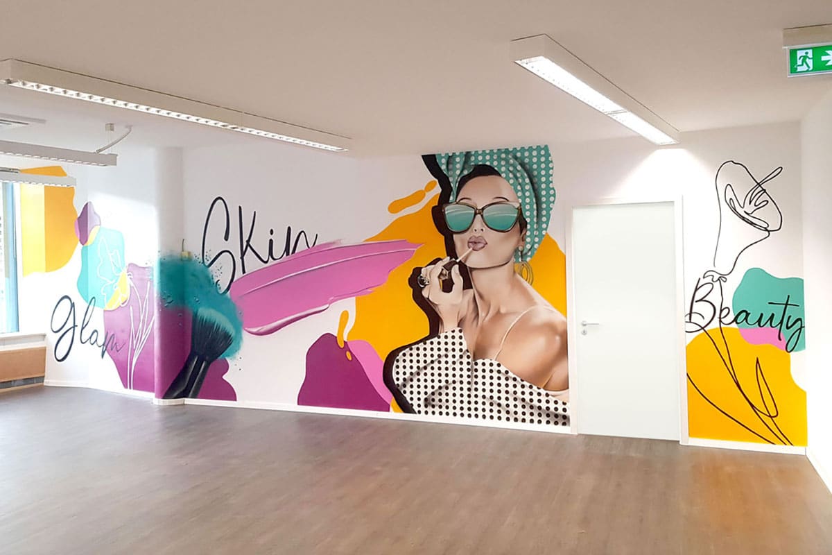 Für die Kosmetikschule Lehmann aus Stuttgart haben wir die neuen Räumlichkeiten mit einem farbenfrohen Wandgestaltung verschönert.