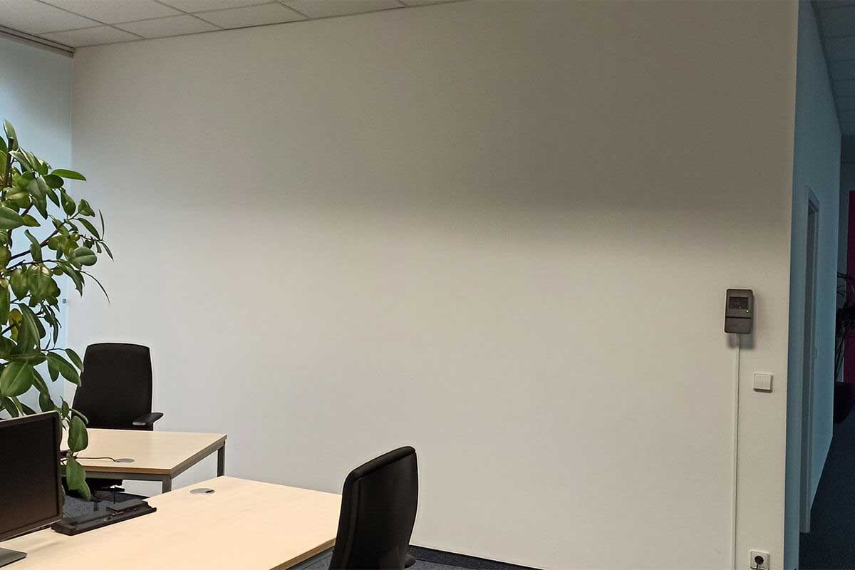 Für den Beleuchtungshersteller Schreder aus Stuttgart, haben wir eine weiße Wand ihres Büroraumes gestaltet.