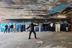 Zusammen mit den Schülern des Theresianum Gymnasium aus Mainz haben wir auf ihrer Klassenfahrt nach Stuttgart ein cooles Graffiti Event durchgeführt. Chris und Patrick sprühten zusammen mit den 26 Schülern ihren \“wir rocken das Abi\“ Schriftzug in der Hall of Fame Stuttgart Bad Cannstatt.