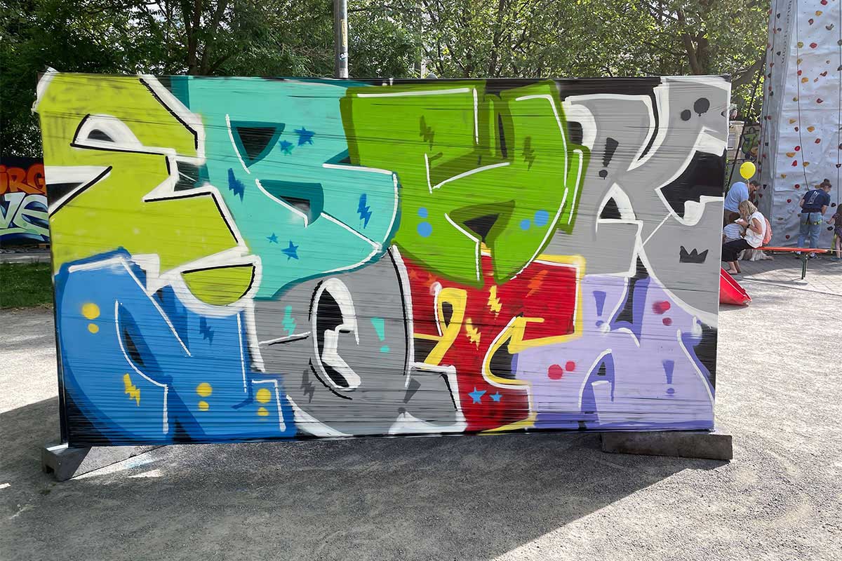 Beim diesjährigen Bürgerfest West haben wir in Zusammenarbeit mit dem Jugendhaus West Stuttgart eine Graffiti Mitmachmalaktion angeboten.